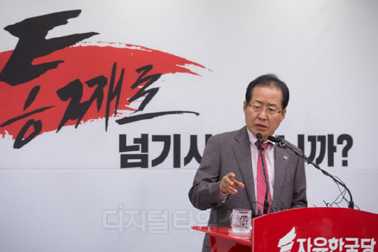 홍준표 자유한국당 대표가 지난달 30일 서울 여의도 당사에서 4·27 남북정상회담 관련 기자회견을 마친 뒤 취재진 질문에 답하고 있다.  박동욱기자 fufus@